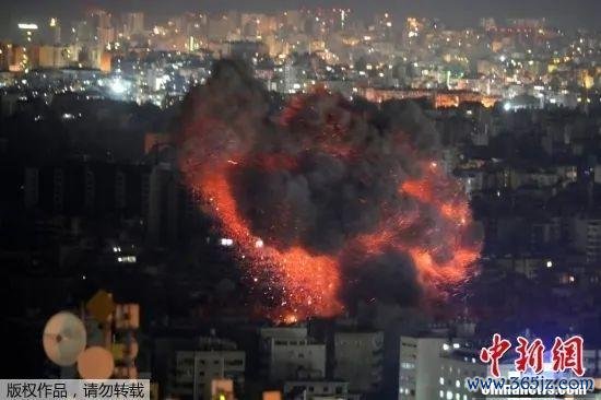 而已图:2024年10月27日,以色列对黎巴嫩齐门贝鲁特南郊发动空袭,现场浓烟滔滔。